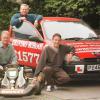 Jenson Button à l'âge de 17 ans après avoir passé son permis à Trowbridge, Wiltshire, en compagnie de son père John, with kart, et son instructeur Roger Brunt
