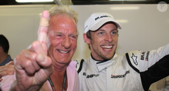 Jenson Button et son père John après sa victoire au Grand Prix d'Australie, le 29 mars 2009