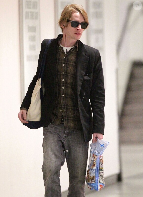 Macaulay Culkin arrive à l'aéroport à Los Angeles, le 12 janvier 2013.