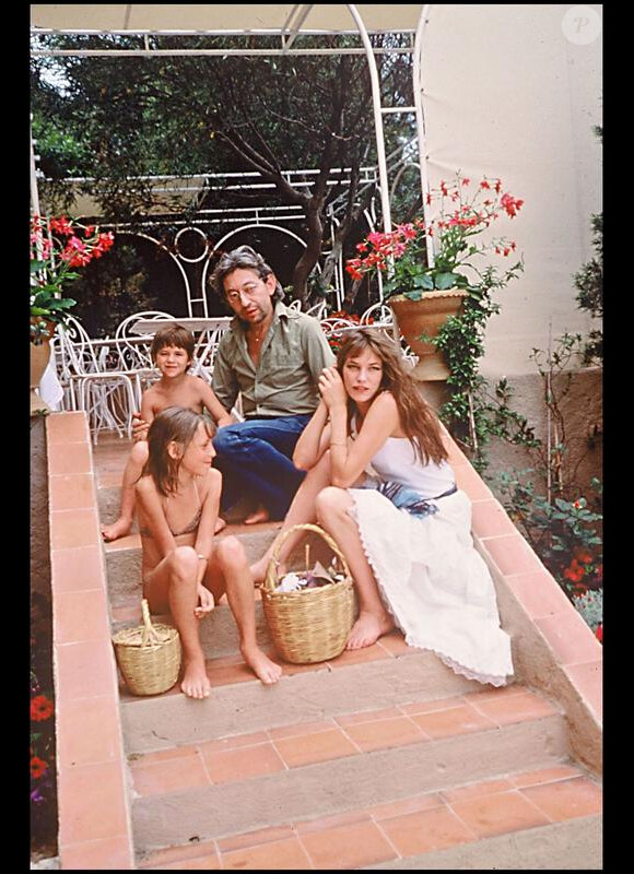 Serge Gainsbourg et Jane Birkin, avec Charlotte Gainsbourg et Kate Barry en 1977 à Saint-Tropez