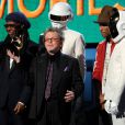  Daft Punk avec Nile Rodgers, Paul Williams et Pharrell Williams recoivent le prix de l'Album de l'année - 56e cérémonie des Grammy Awards à Los angeles, le 26 janvier 2014. 