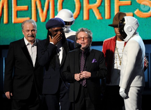 Daft Punk avec Nile Rodgers, Paul Williams et Pharrell Williams recoivent le prix de l'Album de l'année - 56e cérémonie des Grammy Awards à Los angeles, le 26 janvier 2014.
