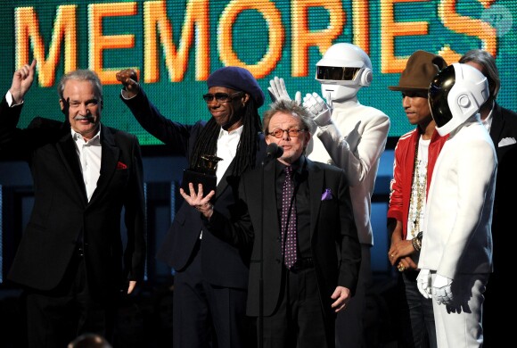 Daft Punk avec Nile Rodgers, Paul Williams et Pharrell Williams recoivent le prix de l'Album de l'année - 56e cérémonie des Grammy Awards à Los angeles, le 26 janvier 2014.