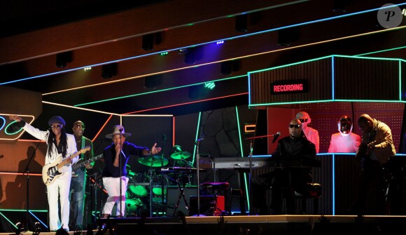 Nile Rodgers, Pharrell Williams et Stevie Wonder avec les Daft Punk sur scène lors des Grammy Awards à Los Angeles, le 26 janvier 2014.