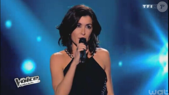 Jenifer lors du show des coachs lorsqu'ils reprennent Bohemian Rhapsody de Queen pour The Voice 3