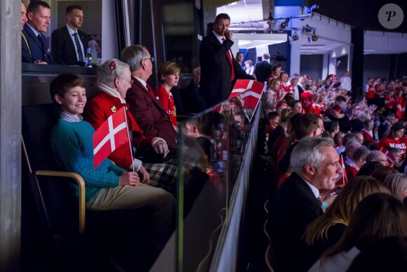 Le prince Felix avec ses grands-parents la reine Margrethe II de Danemark et le prince consort Henrik lors de la finale de l'Euro 2014 de handball entre le Danemark et la France, remportée haut la main (41-32) par les Bleus, le 26 janvier 2014 à Herning.