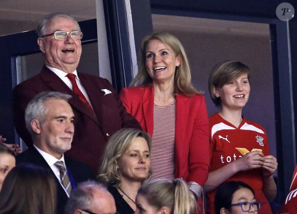 Le prince consort Henrik avec le Premier ministre Helle Thorning-Schmidt en compagnie d'une de ses filles lors de la finale de l'Euro 2014 de handball entre le Danemark et la France, remportée haut la main (41-32) par les Bleus, le 26 janvier 2014 à Herning.