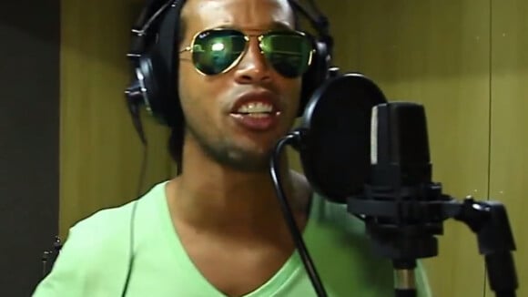 Ronaldinho : La star du foot se met à la chanson et montre un talent caché...