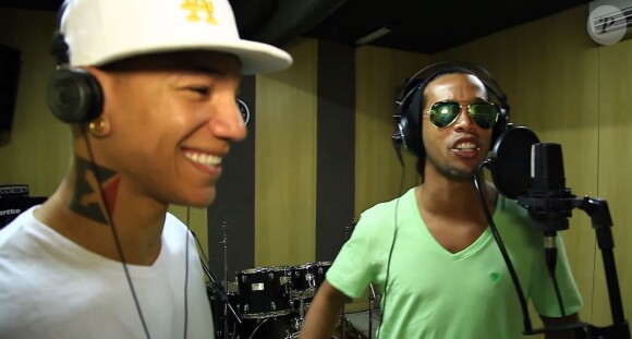 Le footballeur Ronaldinho chante sur Vai na Fé en featuring avec EdCity - janvier 2014.