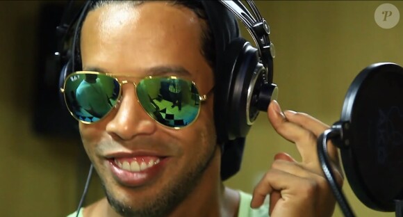 Le footballeur brésilien Ronaldinho chante sur Vai na Fé en featuring avec EdCity - janvier 2014.