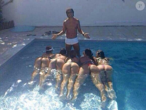 Ronaldinho entouré de cinq plantureuses femmes
