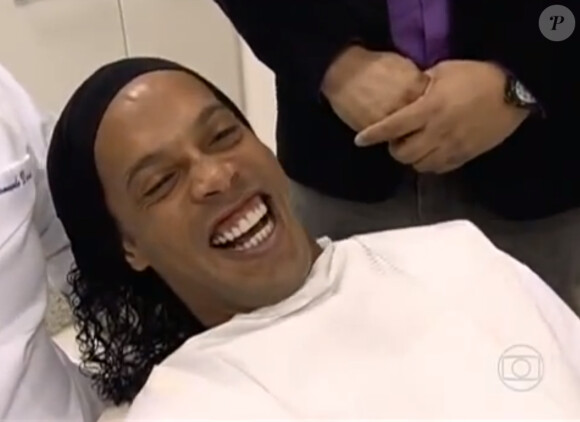 Ronaldinho montre ses nouvelles dents à la télé - septembre 2013.