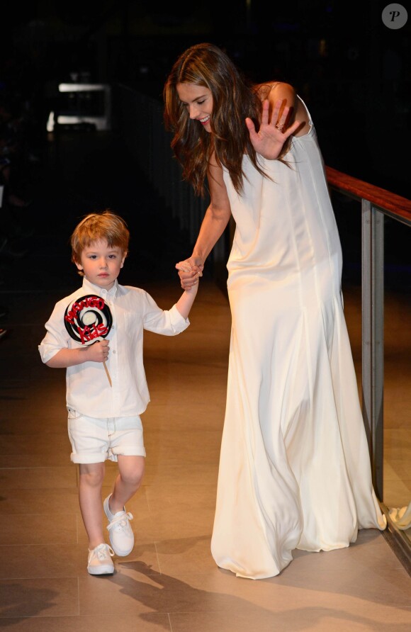 Alessandra Ambrosio, ravissante en robe blanche et en adorable compagnie lors du défilé pour Mango et sa présentation automne-hiver 2014 à Barcelone. Le 27 janvier 2014.
