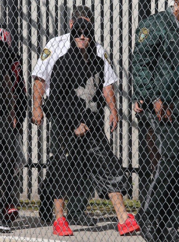 Justin Bieber sourit à sa sortie de prison à Miami, le 23 janvier 2014.