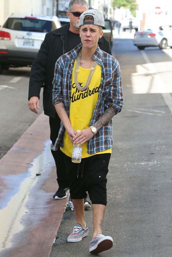 Justin Bieber fait du Segway sur la plage avec son ami à Miami, le 22 janvier 2014.