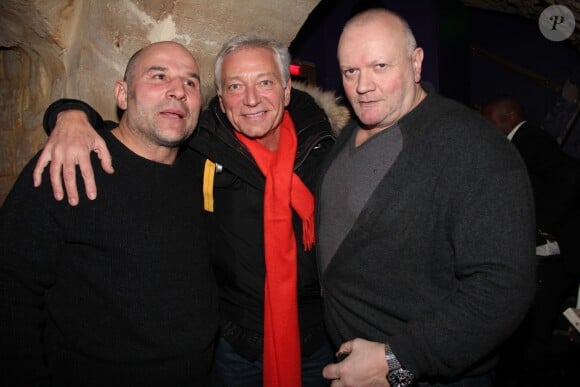 Vincent Moscato, Laurent Boyer et Nounour le patron du restaurant lors de la soirée pour le 10e anniversaire de la disparition de l'acteur Ticky Holgado au "O Mantra" à Paris le 30 janvier 2014.