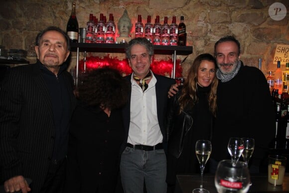 Jean-Pierre Kalfon, Maurice Roux, Sandrine Diouf, Pascal Sellem lors de la soirée pour le 10e anniversaire de la disparition de l'acteur Ticky Holgado au restaurant "O Mantra" à Paris le 30 janvier 2014.