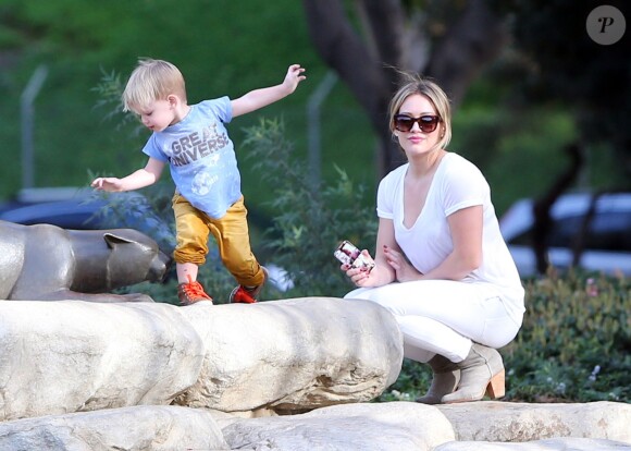 Hilary Duff s'amuse avec son fils Luca dans un parc à Beverly Hills, le 27 janvier 2014.