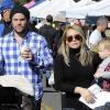 Hilary Duff et son mari Mike Comrie emmènent leur fils au marché fermier de Studio City, le 24 novembre 2013.
