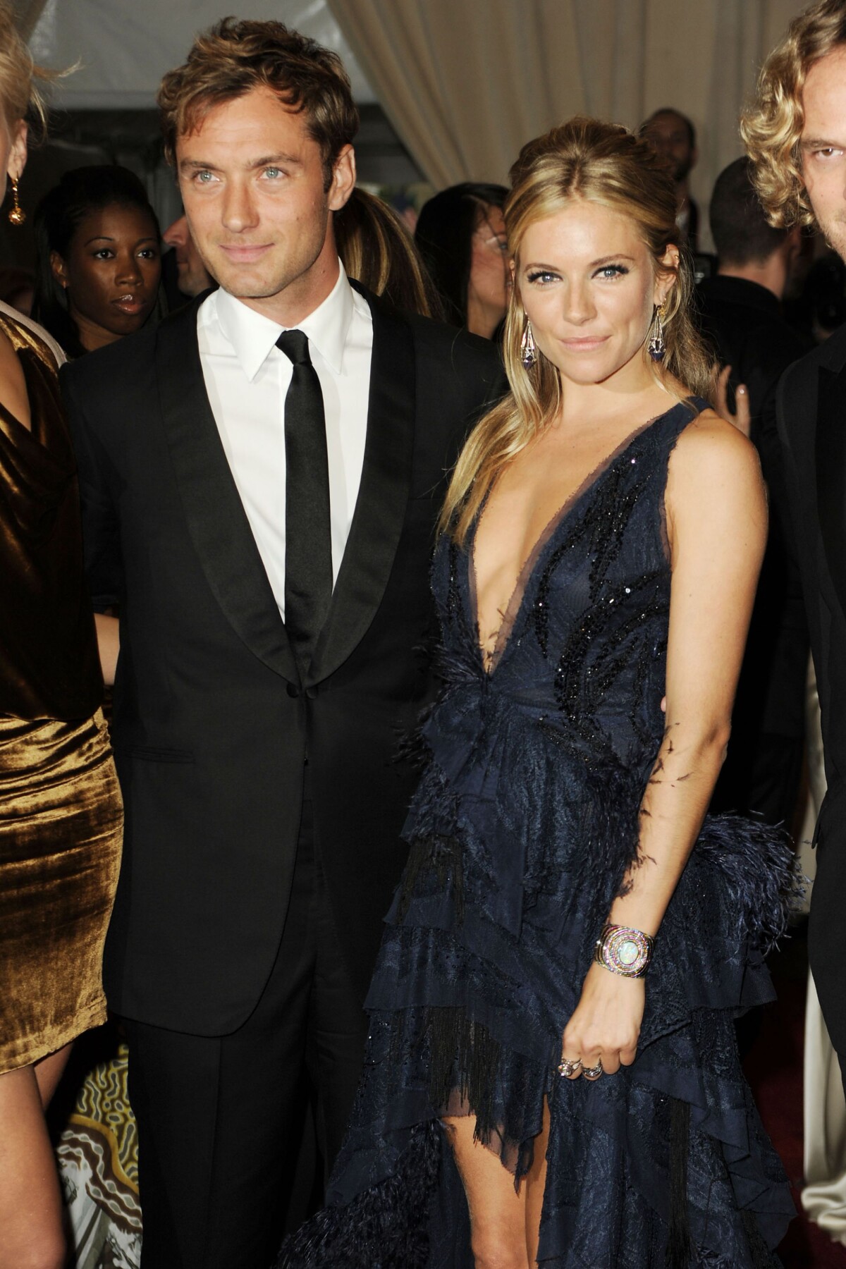 Vidéo Jude Law et Sienna Miller lors du Costume Institute Gala à New York le 3 mai 2010 Vidéo Jude Law et Sienna Miller lors du Costume Institute Gala à New York le 3 mai 2010