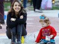 Jessica Alba affiche sa nouvelle coupe lors d'une pause tendresse en famille