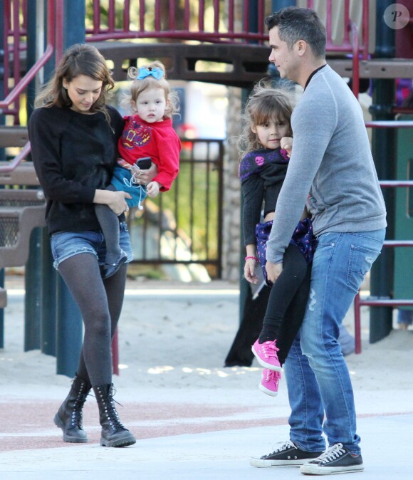 Jessica Alba, Cash Warren et leurs deux filles Honor et Haven profitent d'une journée ensoleillée à Los Angeles, le 1er février 2014.