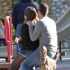 Jessica Alba et Cash Warren, parents amoureux et détendus dans un parc pour enfants, observent leurs filles s'amuser. Los Angeles, le 1er février 2014.