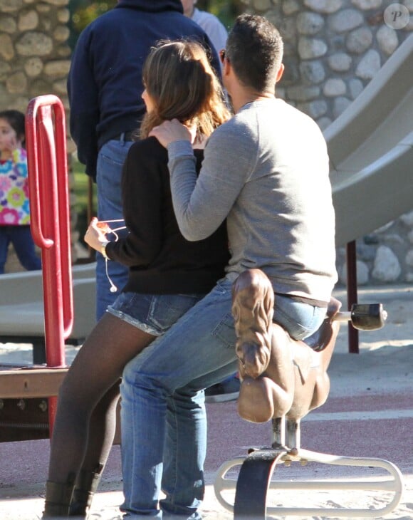 Jessica Alba et Cash Warren, parents amoureux et détendus dans un parc pour enfants, observent leurs filles s'amuser. Los Angeles, le 1er février 2014.