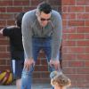 Cash Warren et sa fille Haven s'amusent dans un parc pour enfants à Los Angeles, le 1er février 2014.