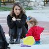 Jessica Alba et sa fille Haven (2 ans) profitent d'une belle journée dans un parc pour enfants à Los Angeles, le 1er février 2014.