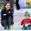 Jessica Alba et sa fille Haven (2 ans) profitent d'une belle journée dans un parc pour enfants à Los Angeles, le 1er février 2014.