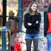 Jessica Alba et sa fille Haven (2 ans) profitent d'une belle journée dans un parc pour enfants à Los Angeles, le 1er février 2014.