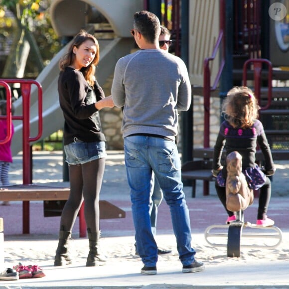 Jessica Alba, Cash Warren et leur fille Honor (5 ans) profitent d'une belle journée dans un parc pour enfants. Los Angeles, le 1er février 2014.