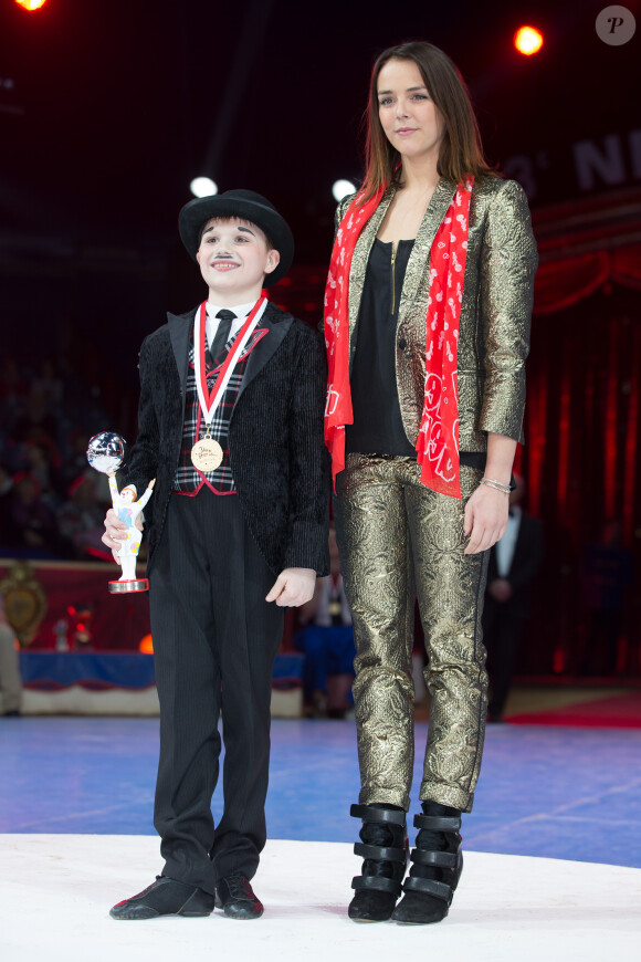 Pauline Ducruet remettant un Junior d'argent lors de la remise des Juniors du 3e Festival international de cirque New Generation, le 2 février 2014 à Monaco.