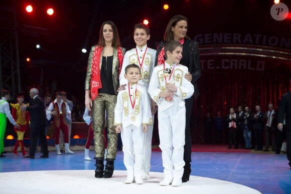 Pauline Ducruet et Stéphanie de Monaco avec des lauréats lors de la remise des Juniors du 3e Festival international de cirque New Generation, le 2 février 2014 à Monaco.