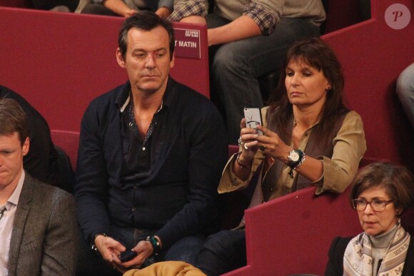 L'animateur Jean-Luc Reichmann et sa compagne Nathalie assistent à la finale de l'Open GDF Suez au Stade Pierre de Coubertin à Paris le 2 fevrier 2014