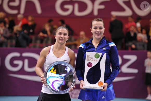 Sara Errani et Anastasia Pavlyuchenkova lors de la finale de l'Open GDF Suez au Stade Pierre de Coubertin à Paris le 2 fevrier 2014