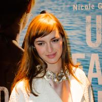 Louise Bourgoin: Virginale et rhabillée devant Nicole Garcia et Pierre Rochefort