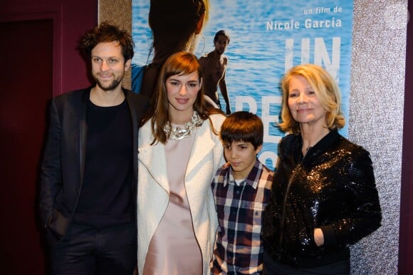 Louise Bourgoin et Mathias Brézot entre Nicole Garcia et son fils Pierre Rochefort lors de la première du film Un Beau Dimanche à Paris, le 3 février 2014.