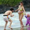 Exclusif - Simon Helberg, acteur de la série "The Big Band Theory", passe des vacances avec sa femme enceinte, Jocelyn, et leur fille de 18 mois, Adeline, à Hawaii. Le 3 février 2014.