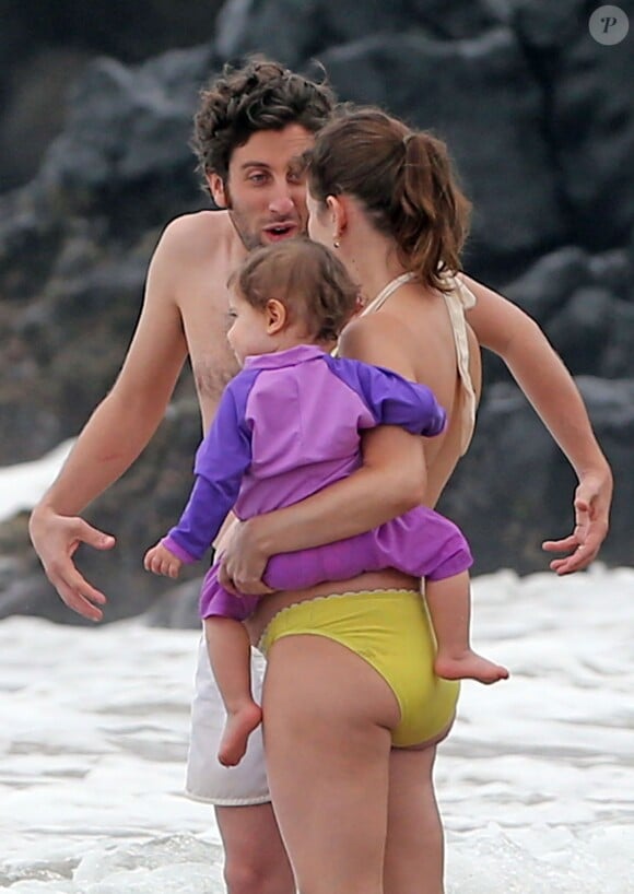 Exclusif - Simon Helberg, acteur de la série "The Big Band Theory", passe des vacances avec son épouse enceinte, Jocelyn, et leur fille de 18 mois, Adeline, à Hawaii. Le 3 février 2014.