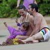 Exclusif - Simon Helberg, acteur de la série "The Big Band Theory", passe des vacances avec sa femme enceinte, Jocelyn, et leur fille de 18 mois, Adeline, à Hawaii. Le 3 février 2014.