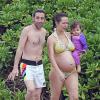 Exclusif - Simon Helberg, acteur de la série "The Big Band Theory", passe des vacances avec sa femme enceinte, Jocelyn, et leur fille de 18 mois, Adeline, à Hawaii. Le 3 février 2014.