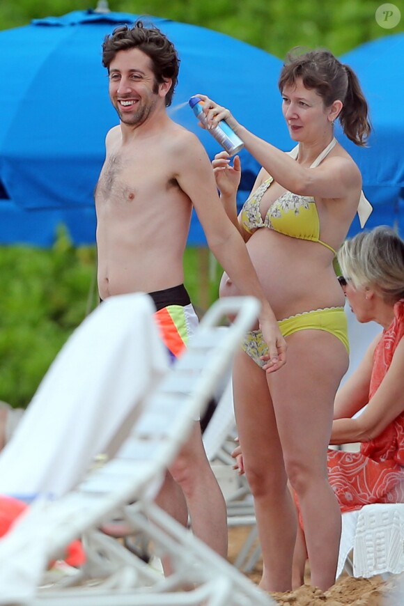 Exclusif - Simon Helberg, de la série "The Big Band Theory", passe des vacances avec sa femme enceinte, Jocelyn, et leur fille de 18 mois, Adeline, à Hawaii. Le 3 février 2014.