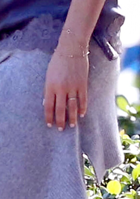Exclusif - Mila Kunis porte une bague de fiançailles dans les rues de Saint-Petersbourg, le jour du mariage, le 7 décembre 2013.