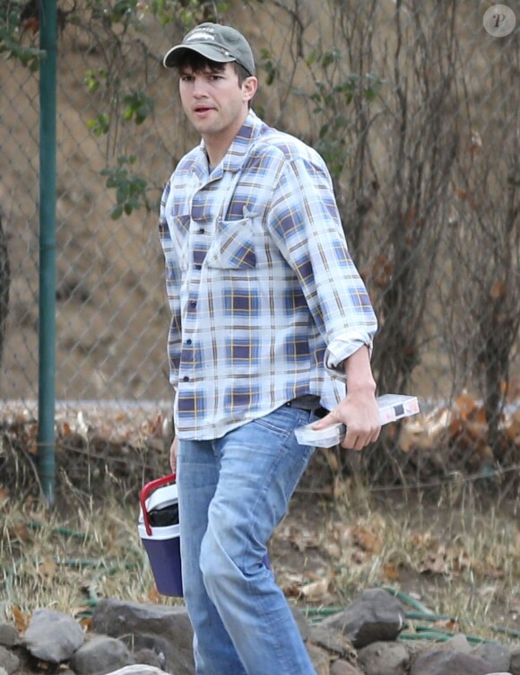 Exclusif - Ashton Kutcher apprend à pêcher à un petit garcon à Malibu, le 26 janvier 2014.