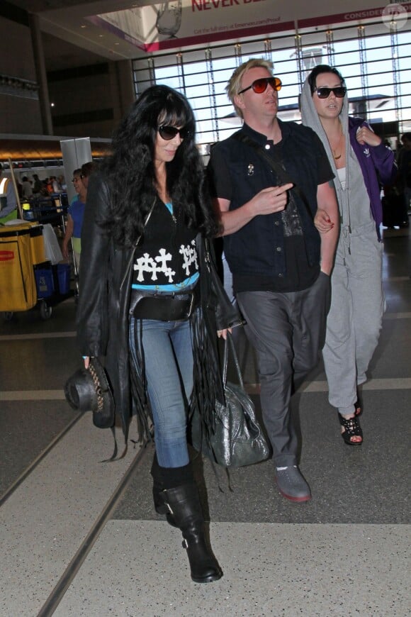 Cher et son fils Elijah Blue Allman à l'aéroport de Los Angeles, le 30 mai 2013.