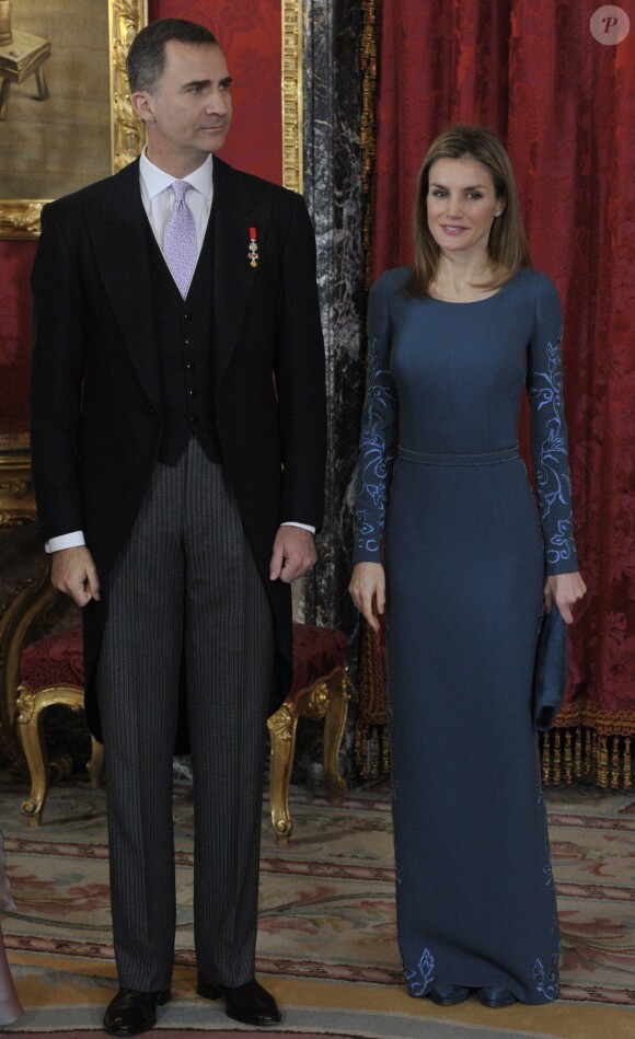 Felipe et Letizia d'Espagne lors de la réception traditionnelle organisée pour le corps diplomatique, le 5 février 2014 au palais de la Zarzuela, à Madrid.