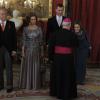 Letizia d'Espagne s'incline devant monseigneur Renzo Fratini, qui salue la famille royale lors de la réception traditionnelle organisée pour le corps diplomatique, le 5 février 2014 au palais de la Zarzuela, à Madrid.