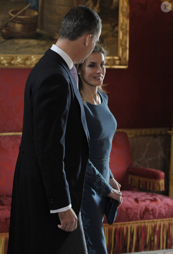 Le prince Felipe et la princesse Letizia lors de la réception traditionnelle organisée pour le corps diplomatique, le 5 février 2014 au palais de la Zarzuela, à Madrid.